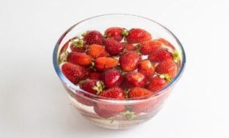 Ibuhos ang malamig na tubig sa mga berry at mag-iwan ng ilang minuto. Bagaman malinis ang hitsura ng mga strawberry, kailangan itong hugasan.