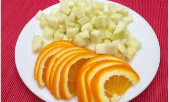 Hugasan namin ang zucchini, tuyo ito ng isang napkin, alisin ang alisan ng balat at mga buto at gupitin ang pulp sa maliliit na cubes. Hugasan ang orange nang lubusan at gupitin sa manipis na kalahating bilog kasama ang alisan ng balat.