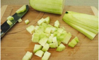 Snij de geschilde courgette in kleine blokjes.