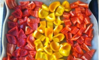 Lót khay nướng bằng giấy da chất lượng cao. Tôi lấy một cái siliconized để không có gì dính. Sắp xếp hạt tiêu.