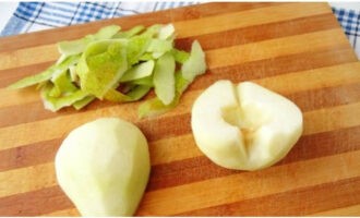 Ne înarmam cu un curățător de legume și scoatem coaja.
