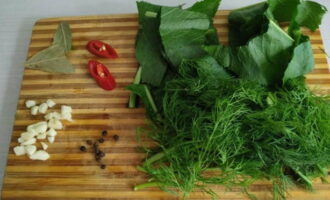 Gupitin ang mga gulay, mainit na paminta, at bawang sa maliliit na piraso.Hatiin ang bay leaf sa mga piraso.