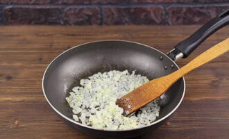 Picar les cebes pelades i fregir-les en oli vegetal fins que estiguin toves.