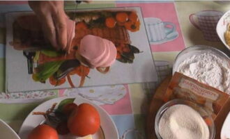 Snijd de worst, tomaten en mozzarella in dunne plakjes en rasp de harde kaas op een grove rasp.