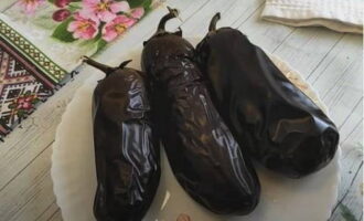 Alisin ang pinakuluang eggplants mula sa sabaw at palamig nang bahagya.