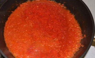 Voeg indien nodig olie toe. Voeg gehakte tomaten toe aan de groenten. Roer en laat ongeveer 15 minuten sudderen. Voeg de paprika toe en laat voor dezelfde hoeveelheid koken. Kook de hele tijd op laag vuur.