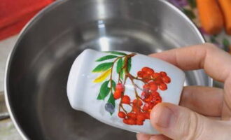 asin. Ilagay ito sa burner at hintaying kumulo at tuluyang matunaw ang mga pampalasa.