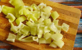 สับพริกหยวกค่อนข้างหยาบ