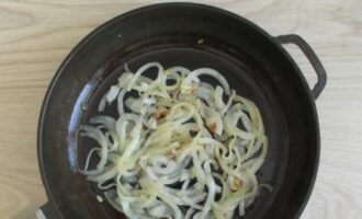 Stek löken i uppvärmd vegetabilisk olja, minska sedan lågan och låt sjuda tills den är mjuk, strö över en nypa salt.