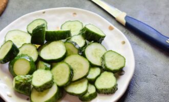 Daarna snijden we de staarten af ​​en snijden we ze in ringen van gemiddelde dikte, zoals in een salade.