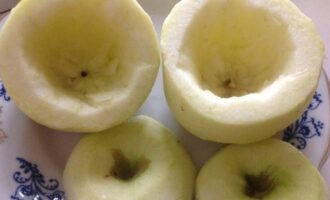 Schil de appels, verwijder de zaaddozen met een theelepel en snij de bovenkant eraf. Smeer met citroensap zodat het fruit niet van kleur verandert.