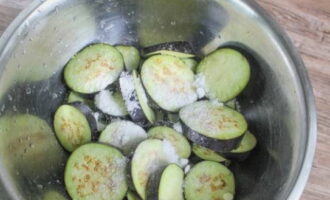 Budburan ang mga ito ng dalawang tambak na kutsara ng rock salt.