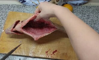 Inalis namin ang lahat ng mga panloob. Hinugasan namin ng mabuti ang bangkay sa loob at labas.