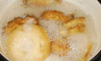 Vul de melkchampignons met water en voeg een eetlepel zout toe. Kook na het koken gedurende 25 minuten. Daarna gooien we het weg in een vergiet.