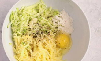 Lägg ingredienserna i en skål med höga sidor, vispa i ägget och tillsätt mjölet tillsammans med salt och mald peppar. Blanda blandningen noggrant och häll vid behov av den frigjorda saften.