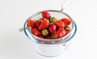 Pagkatapos ay ilagay ang mga strawberry sa isang colander upang maubos ang tubig.