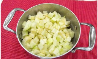 Inilipat namin ang hiniwang zucchini sa isang mangkok para sa paggawa ng jam, at kunin ang dami nito ayon sa dami ng workpiece.