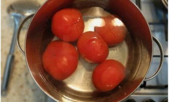 Pakuluan ang mga gulay at pagkatapos ay palamig. Susunod na kailangan mong alisin ang alisan ng balat.