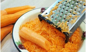 Rasp de wortels en hak de uien fijn.