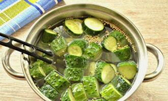 Submergiu les rodanxes de cogombre en la solució aromàtica i deixeu-ho bullir sota la tapa.