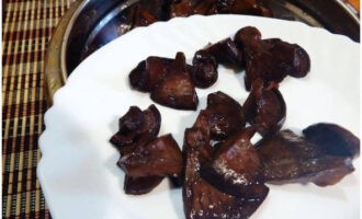 Scurgeți apa și fierbeți din nou carnea de porc în apă nouă timp de aproximativ o jumătate de oră.