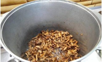 Voeg hier de gedroogde champignons toe en bak tot ze gaar zijn. Voeg zout toe. Het vet moet volledig smelten.