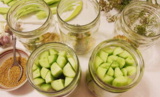 Ilagay ang mga peeled cucumber patayo, pagpuno ng mga garapon hindi masyadong mahigpit.