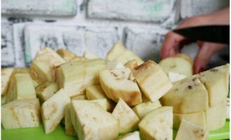 Cắt cùi cà tím thành lát.