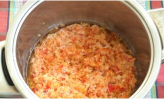 Doe het mengsel uit de blender in een pan en breng op smaak met plantaardige olie en azijn - breng aan de kook en voeg stukjes aubergine, zout en kristalsuiker toe - breng het mengsel opnieuw aan de kook en kook gedurende 10 minuten.