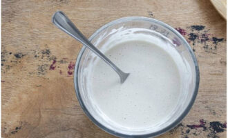 Không lãng phí thời gian, hãy chuẩn bị bột: trộn soda với bột mì, muối và men rồi để khoảng 15 phút.