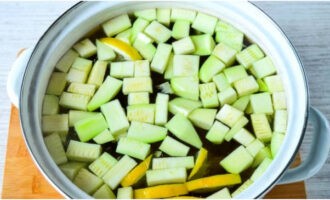 Koka upp vatten och tillsätt de hackade ingredienserna, tillsätt även strösocker, muskotnöt och citron - koka upp igen och låt koka i 8-10 minuter.