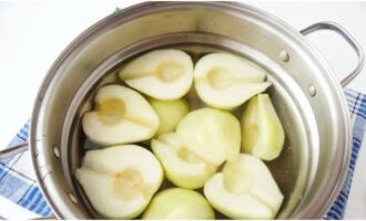 Se toarnă apă într-un recipient și se adaugă lămâie, lăsând câteva vârfuri pentru a face sirop. Amestecați și scufundați fructele pentru a păstra culoarea.
