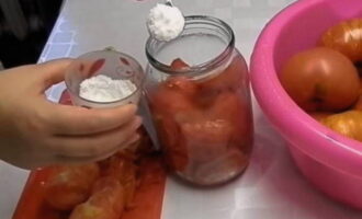 Pagkatapos mapuno ang mga garapon sa kalahati, ibuhos ang isang kutsarita ng asin at isang kutsarang asukal sa bawat isa.