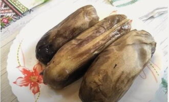 Pagkatapos ay maingat na alisan ng balat ang mga gulay.