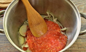 Maal de tomaten in een blender en doe ze in een pan met uien. De groente kan eerst worden gebroeid en geschild. Naar eigen goeddunken.