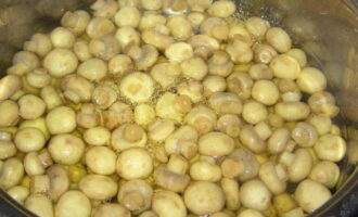 Porteu els bolets a la marinada a ebullició.