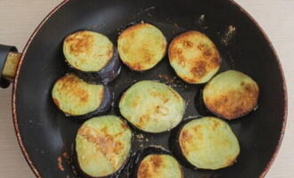 Prăjiți vinetele rulate în făină într-o tigaie cu adaos de ulei vegetal. Gatiti pana se rumenesc pe ambele parti, apoi puneti pe un prosop de hartie.O procedură simplă va elimina excesul de grăsime.