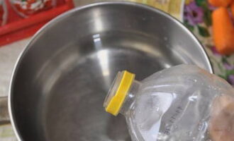 Magdagdag ng acetic acid sa kumukulong tubig. Haluin at patayin ang apoy.