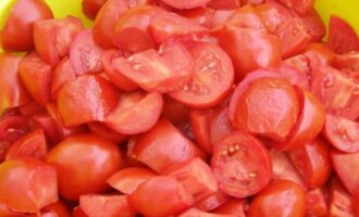 Snijd de rijpe tomaten grof.