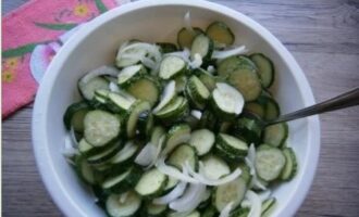 Meng de ingrediënten en laat gedurende drie uur staan, terwijl u elke 60 minuten roert.