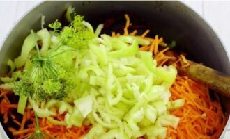 Dinadagdagan namin ang komposisyon na may mga payong ng dill at mga hiwa ng matamis na paminta sapal - ihalo at dalhin sa isang pigsa, pakuluan ng 15 minuto, paminsan-minsang pagpapakilos gamit ang isang kahoy na kutsara.