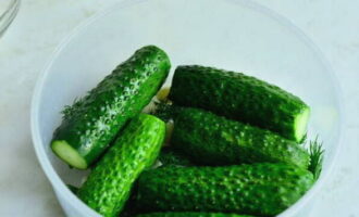 Ilagay ang mga pipino sa ibabaw ng mga pampalasa.