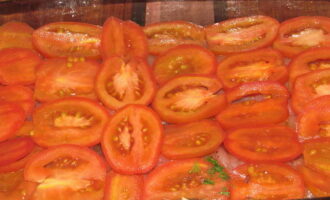 Leg de tomaten erop en zout ze lichtjes.