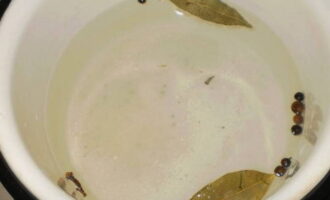 Bereid de marinade in een aparte pan. Kook water met twee eetlepels zout, suiker, laurierblaadjes, kruidnagel en peperkorrels.