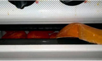 Enceneu el forn a 60 graus i poseu-hi les làmines de forn amb tomàquets. Deixeu la porta lleugerament oberta per a la convecció d'aire. Assequeu els tomàquets durant 4-6 hores, canviant periòdicament les làmines de forn perquè els tomàquets s'assequin uniformement. Han de resultar secs i flexibles.