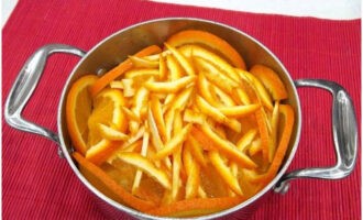 Ilagay ang mga hiwa ng orange sa ibabaw ng zucchini. Para sa higit pang lasa ng citrus, maaari kang magdagdag ng julienned orange peel.