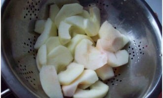 Isawsaw ang prutas sa mainit na tubig sa loob ng ilang segundo at pagkatapos ay itapon ito sa isang colander. Papayagan nito ang mga mansanas na mapanatili ang kanilang liwanag na kulay.