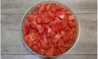 Gupitin ang mga peeled na kamatis sa maliliit na piraso.