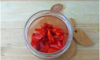 Hãy nhớ rửa kỹ và khử trùng lọ. Đổ đầy rau khô vào các thùng chứa khô.