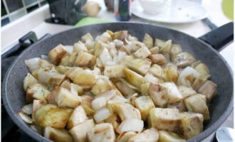 Thêm các lát hành tây vào, trộn và đun nhỏ lửa dưới nắp trên lửa nhỏ.